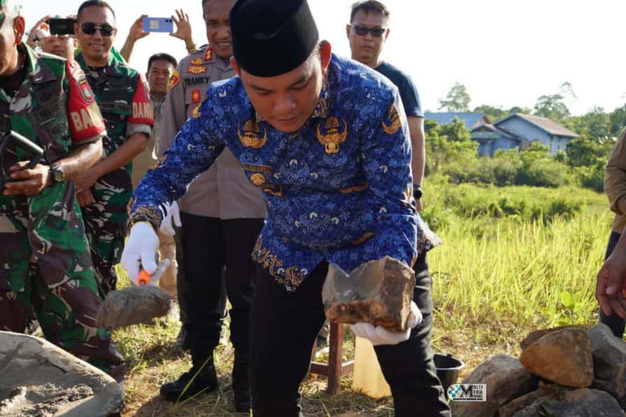 Wagub Mura Lakukan Peletakan Batu Pertama Pembangunan Koperasi Merah Putih