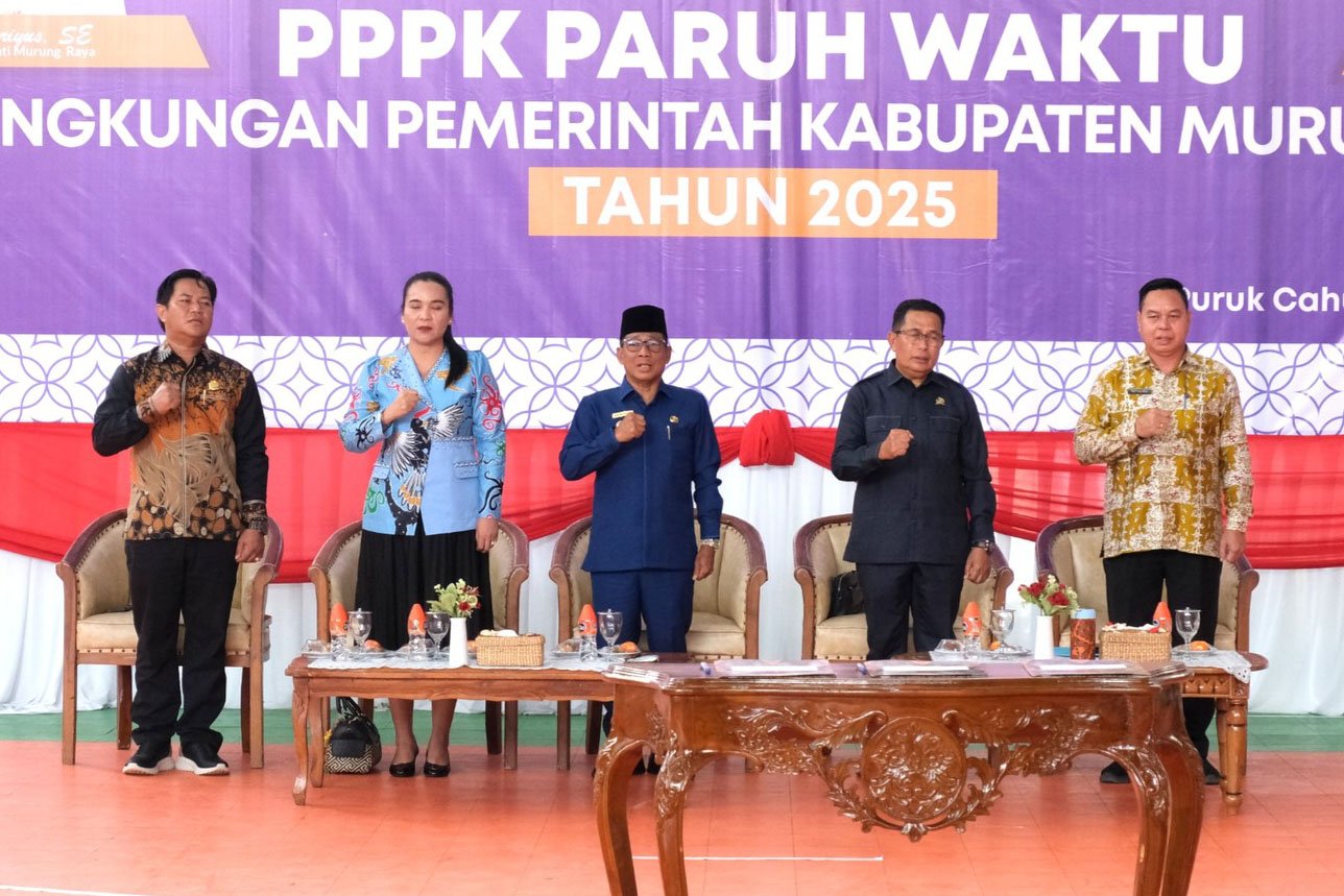 Pemkab Mura Angkat Ribuan PPPK Paruh Waktu, Bupati Serahkan SK Pengangkatan
