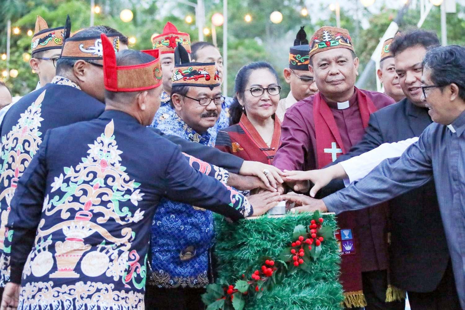 Asisten Ekbang Setda Kalteng Lakukan Penyalaan Perdana Lampu Natal Tahun 2025