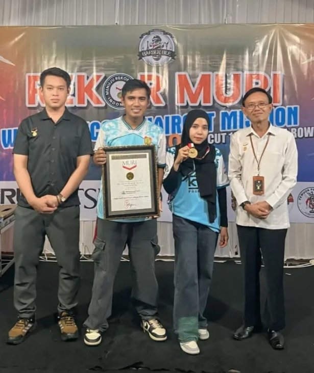 Cukur Rambut Nonstop Terlama, Muhammad Andi Pecahkan Rekor MURI