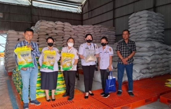 Pastikan Mutu dan Keamanan Pangan, OKKPD Prov Kalteng Lakukan Pengambilan Beras SPHP BULOG Kalteng untuk Izin Edar