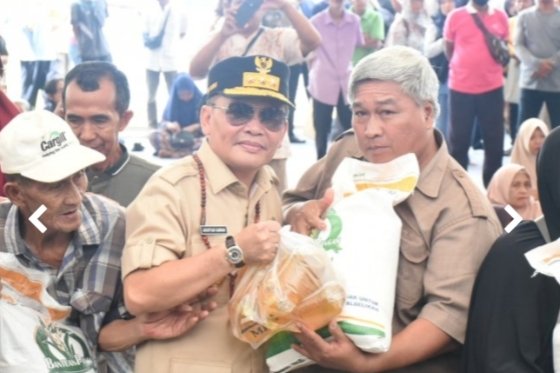 Jelang Idul Fitri dan Nyepi, Gubernur Serahkan Bantuan Pangan Presiden dan BLT KHBS serta Gerakan Pangan Murah