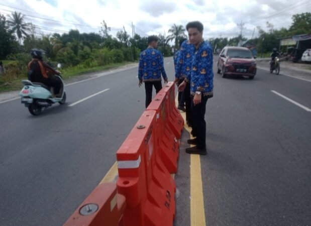 Pastikan Keamanan Pengguna Jalan, Dishub Bersama BPTD Pasang Water Barrier di Lokasi Rawan Laka Palangka Raya