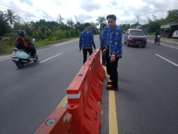 Pastikan Keamanan Pengguna Jalan, Dishub Bersama BPTD Pasang Water Barrier di Lokasi Rawan Laka Palangka Raya