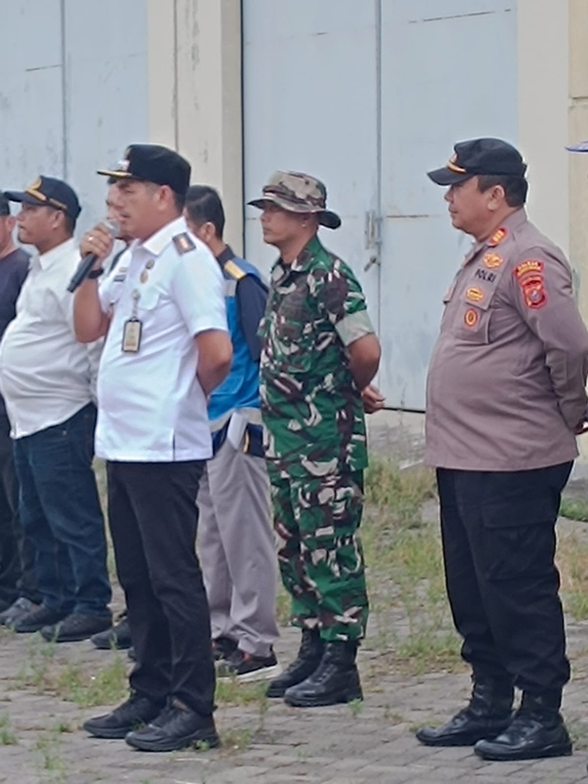 Forkopimcam Medan Labuhan Bersama OKP Gelar Gotong Royong, Netralisasi Fasilitas Umum Pasca Konflik