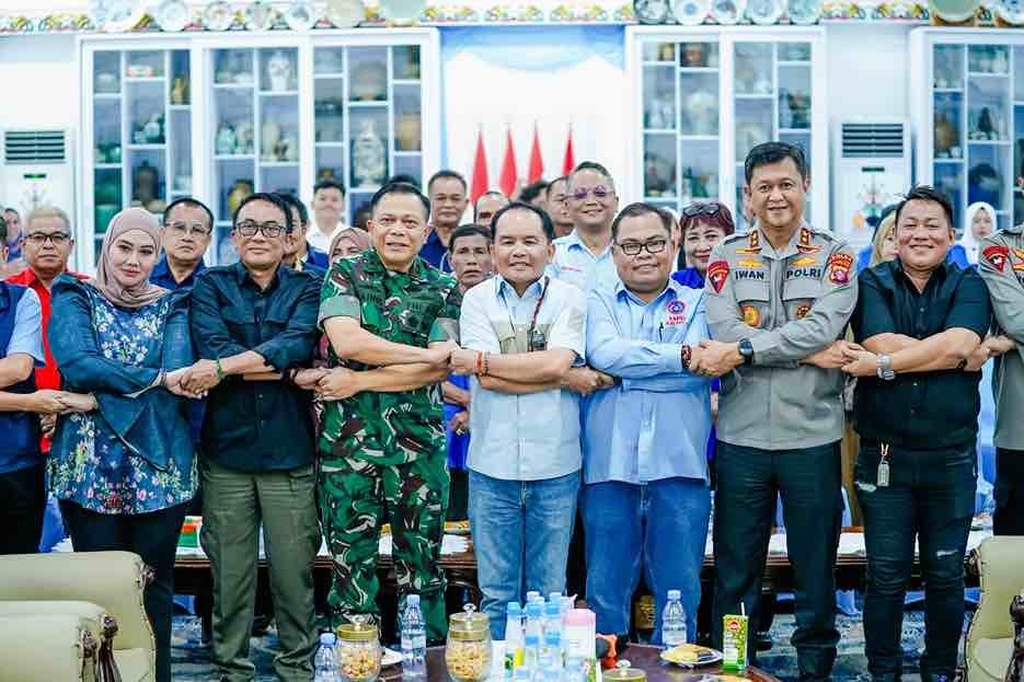 Gubernur Agustiar Sabran Terima Aspirasi Buruh dalam Forum Dialog Hari Buruh di Istana Isen Mulang