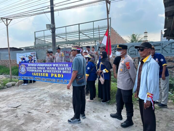 Kapolsek Medan Labuhan Pimpin Pengamanan Aksi Unjuk Rasa Damai LSM GUSSUR di Desa Manunggal