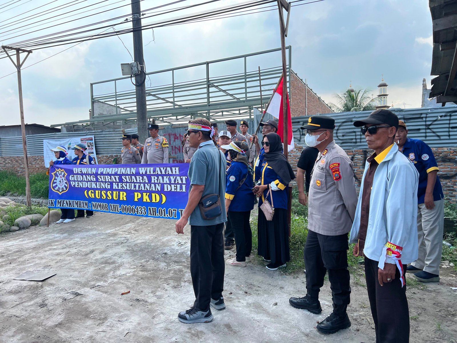 Kapolsek Medan Labuhan Pimpin Pengamanan Aksi Unjuk Rasa Damai LSM GUSSUR di Desa Manunggal