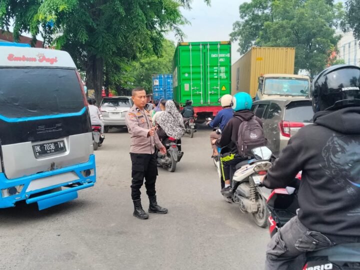 Polsek Medan Labuhan Laksanakan Pengaturan Lalu Lintas di SPBU Antisipasi Kemacetan Akibat Antrean Solar Subsidi