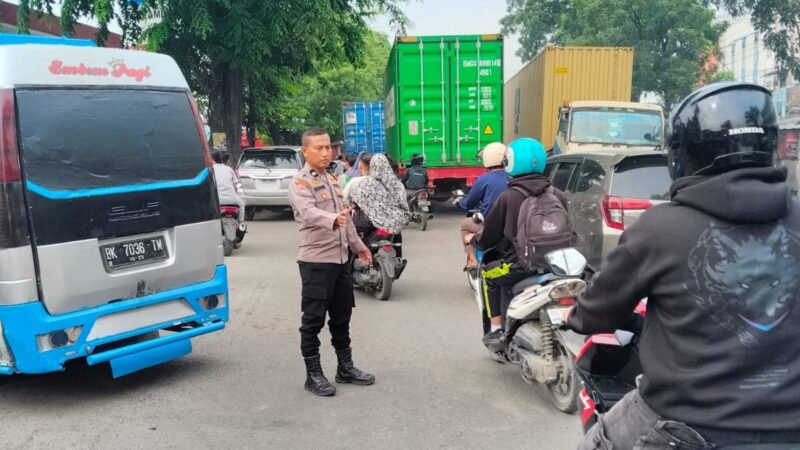 Polsek Medan Labuhan Laksanakan Pengaturan Lalu Lintas di SPBU Antisipasi Kemacetan Akibat Antrean Solar Subsidi