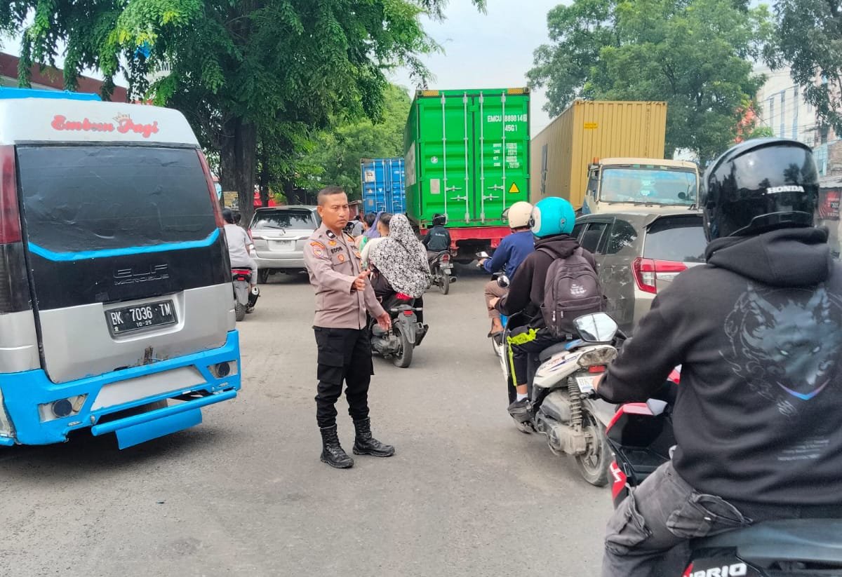 Polsek Medan Labuhan Laksanakan Pengaturan Lalu Lintas di SPBU Antisipasi Kemacetan Akibat Antrean Solar Subsidi